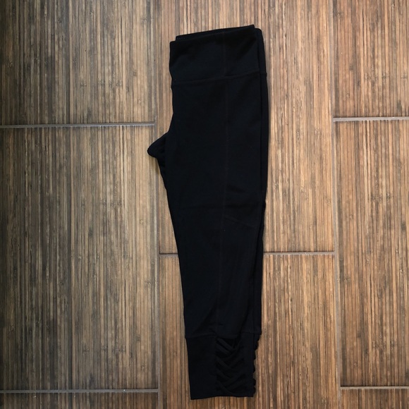LIKE NEW ATHLETA CROPPED BLACK LEGGINGS SIZE SMALL - Picture 2 of 7